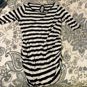 Motherhood Maternity t-shirt with keyhole back